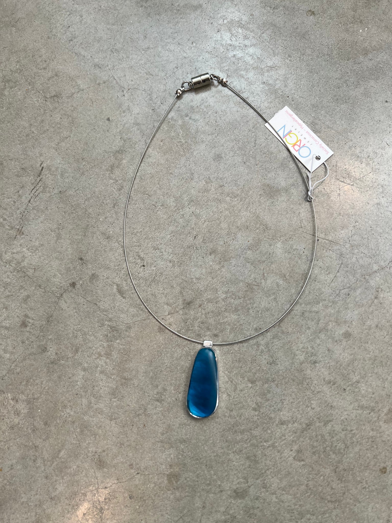 N-Resin Pendant necklace with magnetic closure