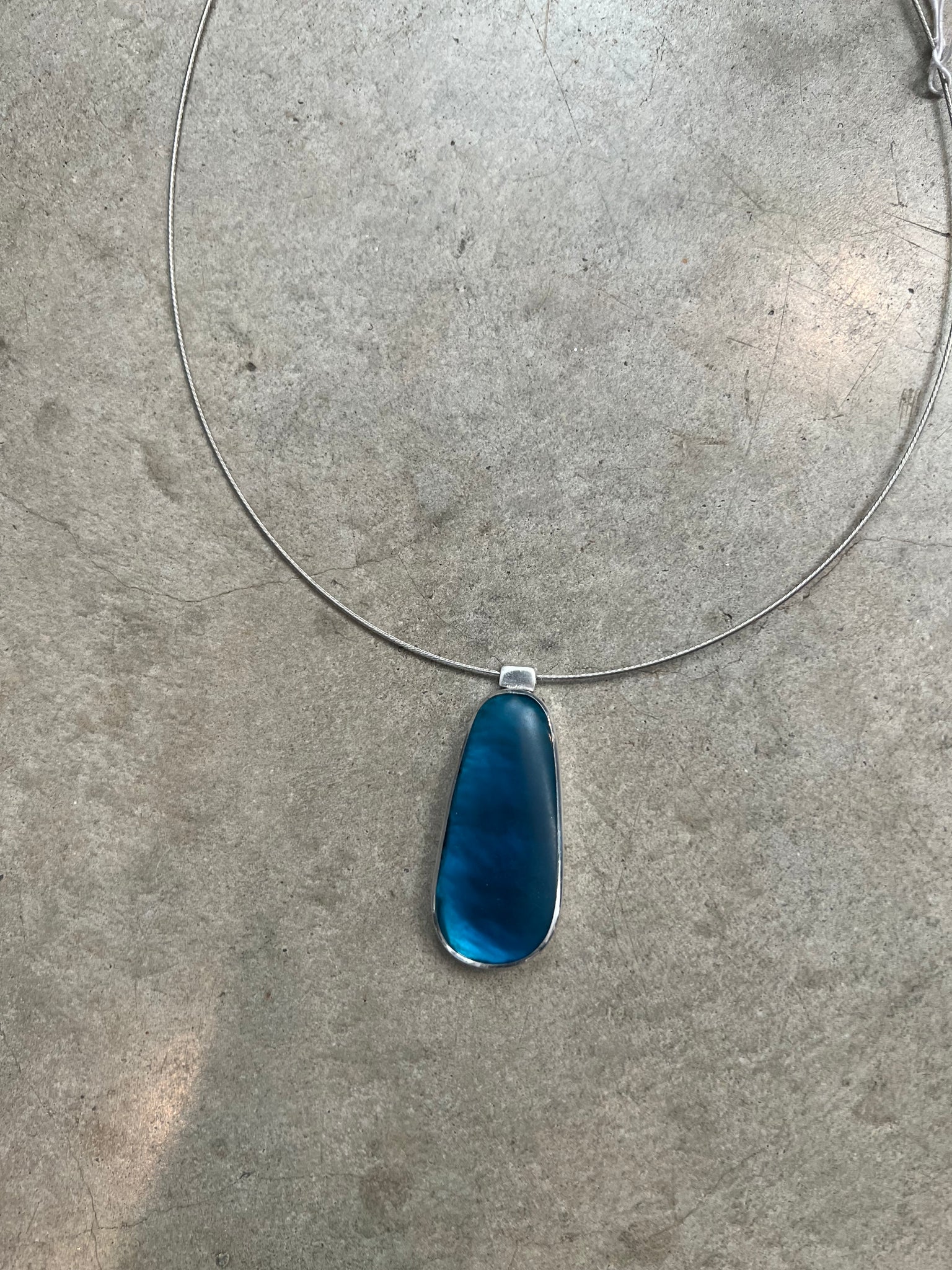 N-Resin Pendant necklace with magnetic closure