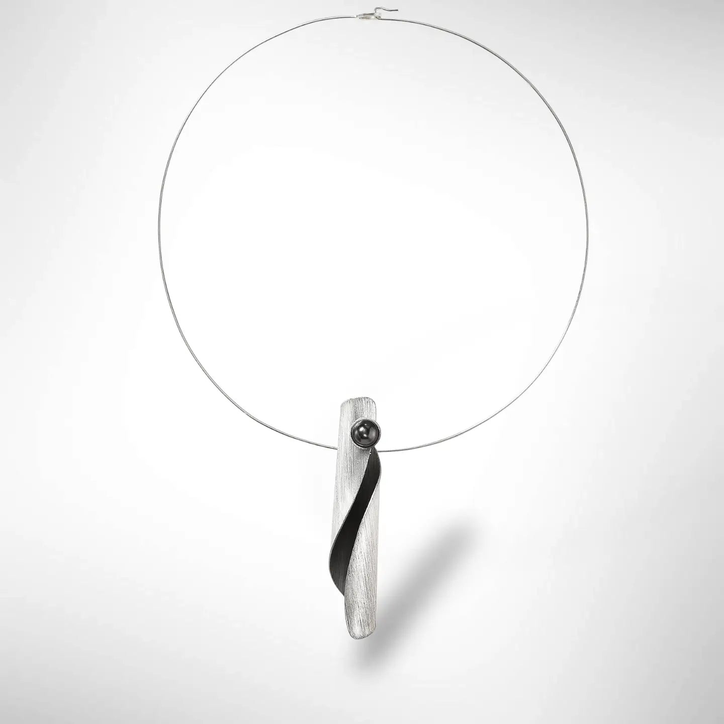 Barrel Single Wave Modern Collar Pendant Necklace